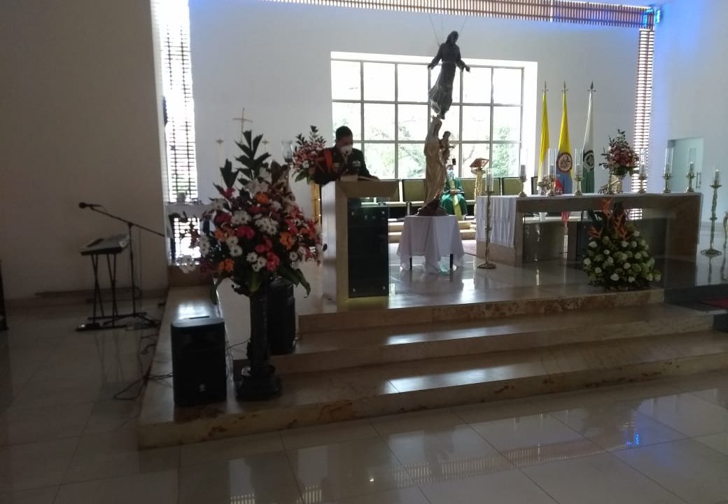 Celebración de la Sagrada Eucaristía durante el evento de reconocimiento al ESMAD